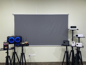 Màn chiếu phản quang 100inch có sẵn thanh treo, giúp tăng độ sáng máy chiếu